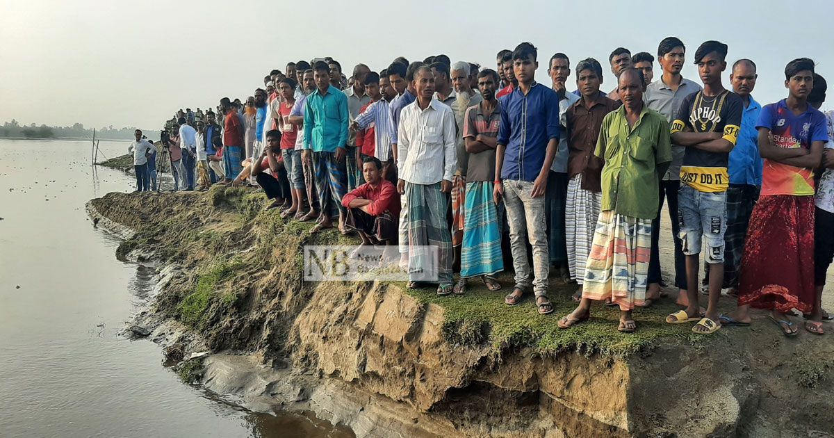 বাধা উপেক্ষা করে স্রোতের মতো নৌকায় উঠেছিলেন পুণ্যার্থীরা