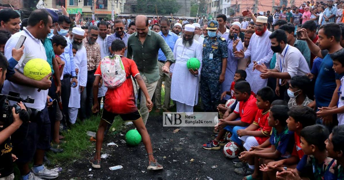 মাঠ দখলমুক্ত করে ফুটবল খেললেন মেয়র আতিকুল