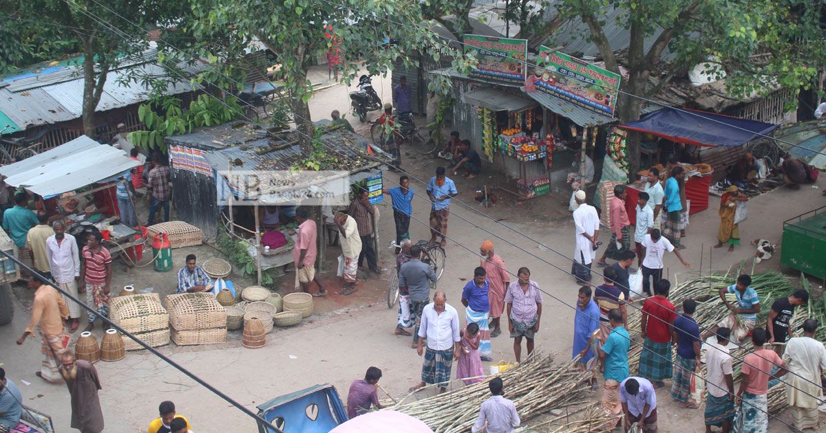 হাটের জায়গায় দোকান, হাটুরেদের জায়গা নেই