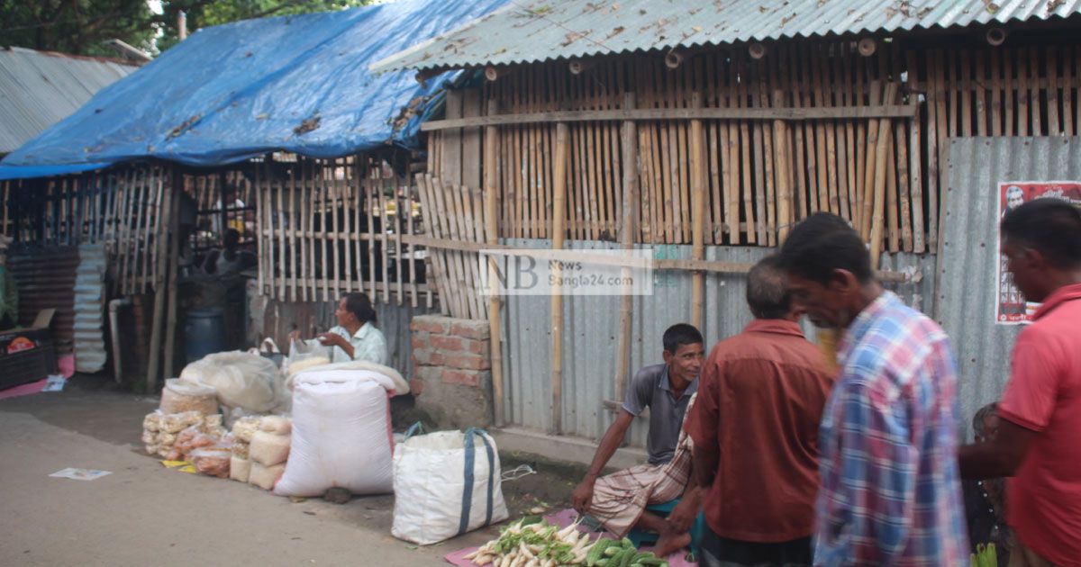 হাটের জায়গায় দোকান, হাটুরেদের জায়গা নেই