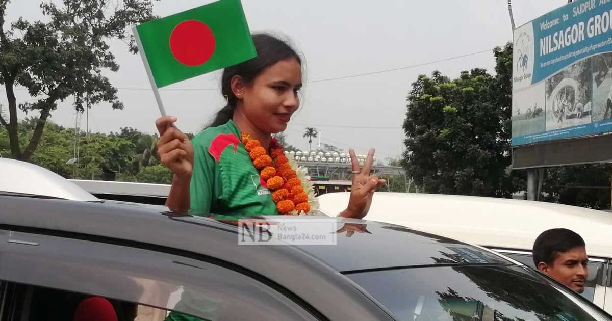 ফুলেল ভালোবাসায় বাড়ি ফিরলেন সানজিদা-রূপনারা 