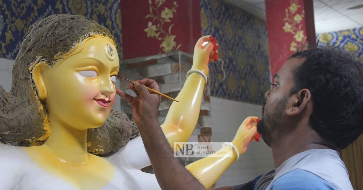 শেষ মুহূর্তে তুলির আঁচড় দিতে ব্যস্ত প্রতিমা শিল্পীরা