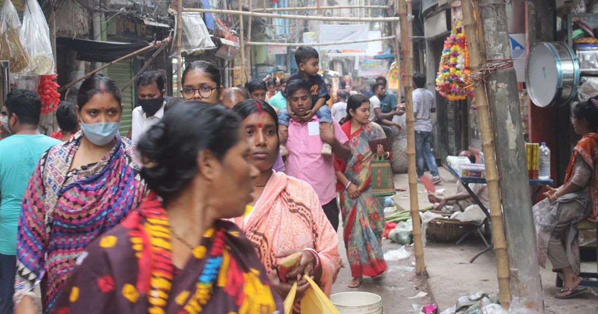 দুর্গাপূজার উত্তাপ শাঁখারীবাজারে