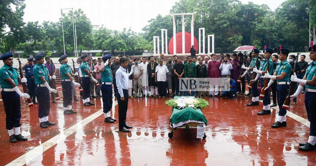 শহীদ মিনারে তোয়াব খানের প্রতি সর্বস্তরের শ্রদ্ধা