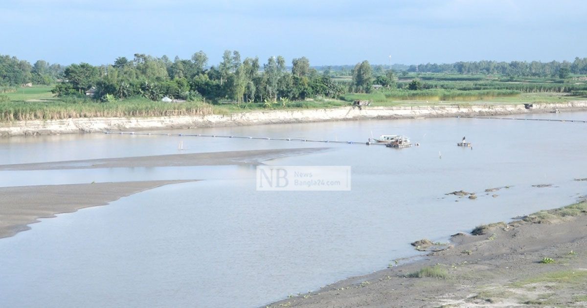 স্টেডিয়াম নির্মাণে অবৈধ বালু উত্তোলন, হুমকিতে সেতু