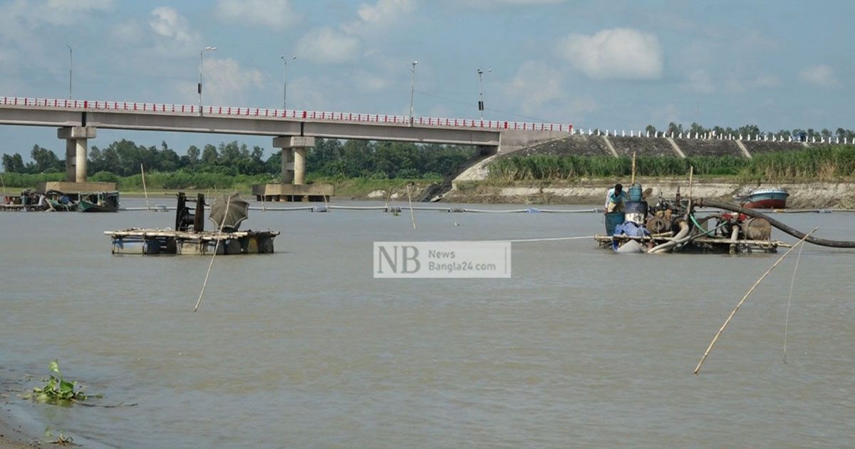 স্টেডিয়াম নির্মাণে অবৈধ বালু উত্তোলন, হুমকিতে সেতু