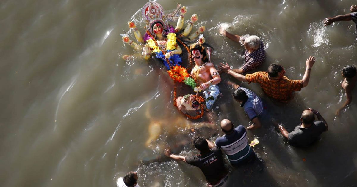 বাবার-বাড়ি-থেকে-স্বামীর-ঘরে-ফিরলেন-দুর্গা