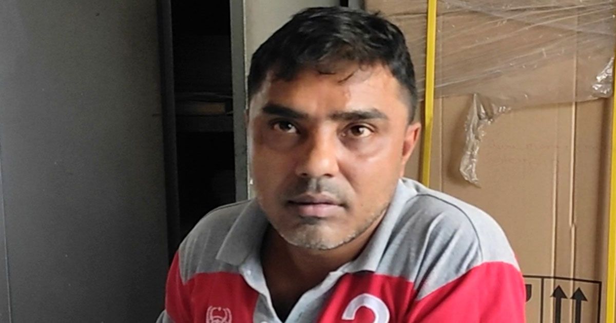 টাকা জমা দিতে আসা নারীর কাপড় খুলে নেয়ার হুমকি