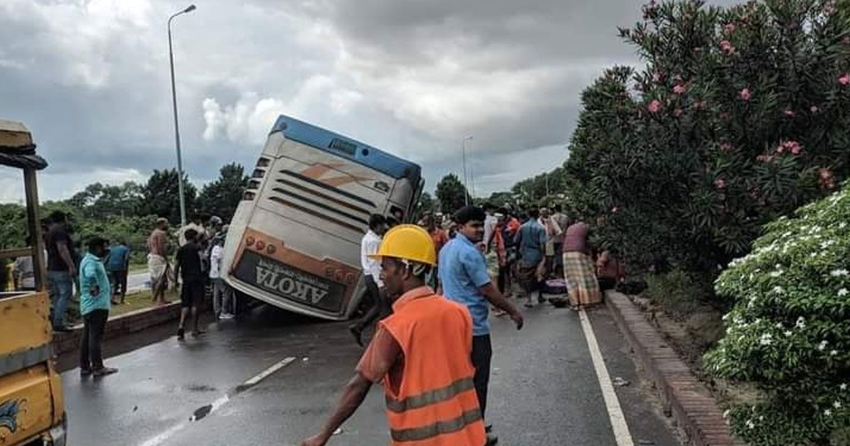 বাসের ধাক্কায় মাইক্রো চূর্ণ, নিহত ৬