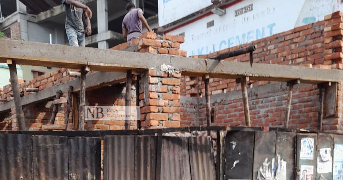 সরকারি জায়গায় অবৈধ স্থাপনা, মেয়র বললেন দেখার সময় নেই
