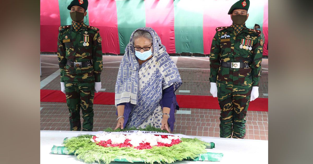 টুঙ্গিপাড়ায়-বঙ্গবন্ধুর-সমাধিতে-প্রধানমন্ত্রীর-শ্রদ্ধা