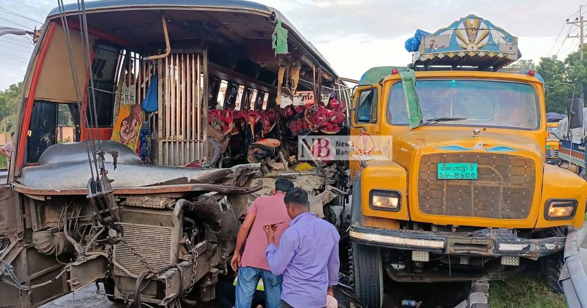 ট্রাকে বাসের ধাক্কা, একজন নিহত