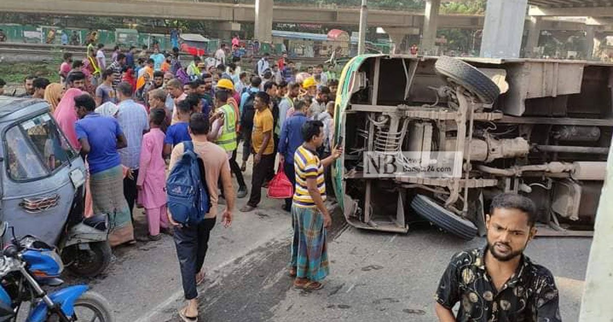 আগে যাওয়ার প্রতিযোগিতায় বাস উল্টে আহত ১২