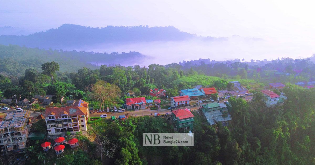 সাজেকে পর্যটক উপচে হোটেলের বারান্দায়, খোলা আকাশে