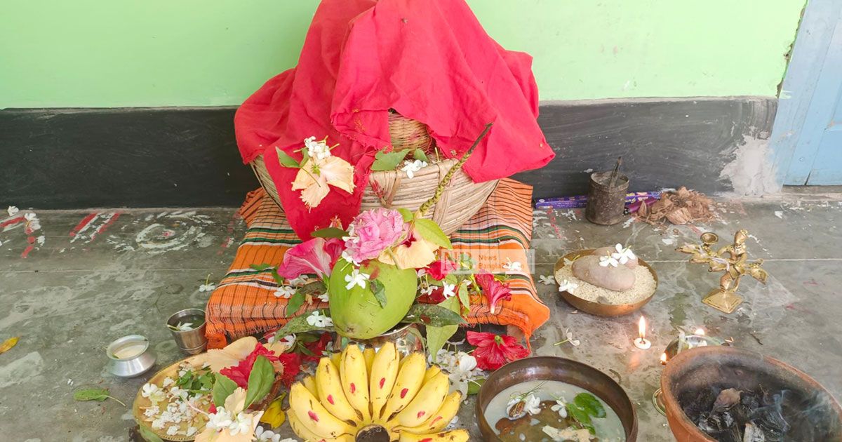লক্ষ্মী পূজায় কারও প্রতিমা, কারও কেন ঘট-সরা