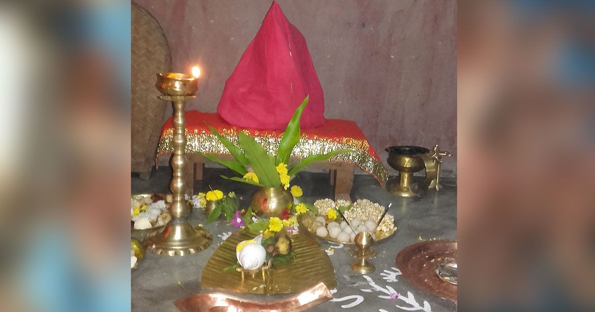 লক্ষ্মী পূজায় কারও প্রতিমা, কারও কেন ঘট-সরা