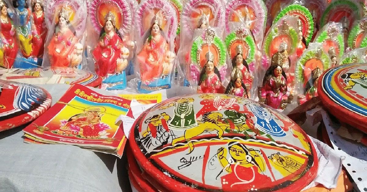 লক্ষ্মী পূজায় কারও প্রতিমা, কারও কেন ঘট-সরা