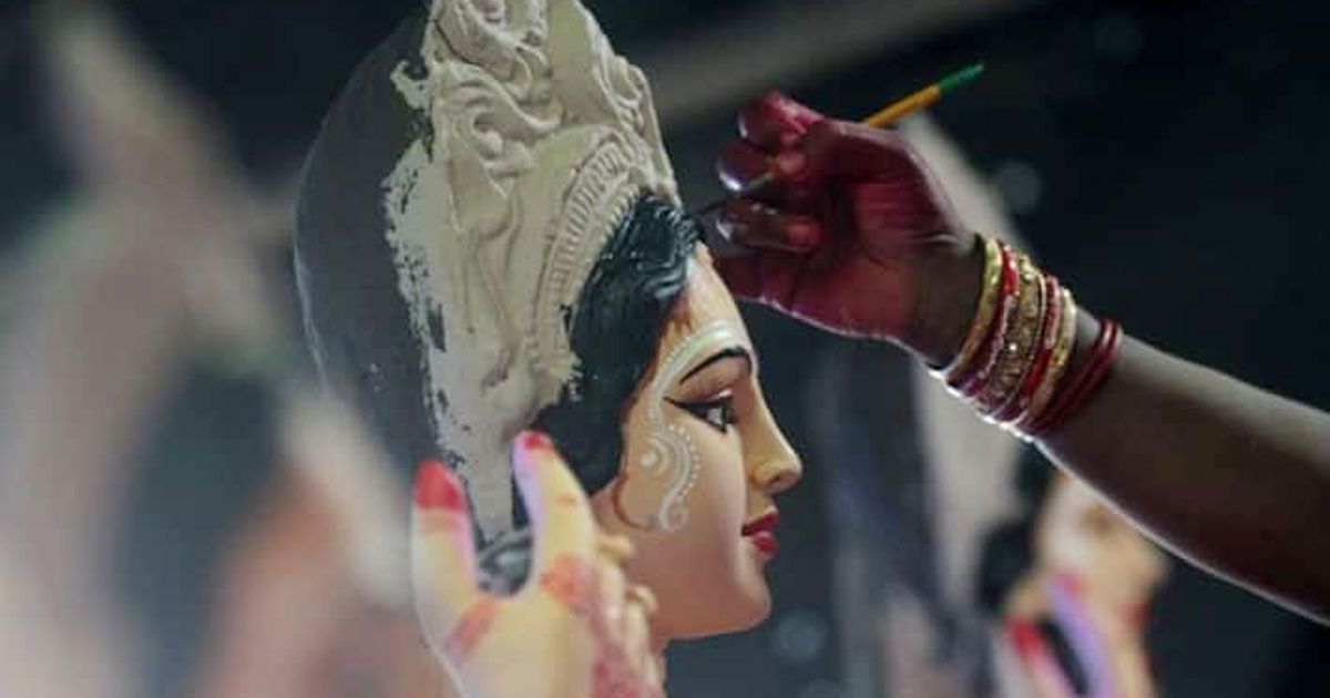 লক্ষ্মী পূজায় কারও প্রতিমা, কারও কেন ঘট-সরা