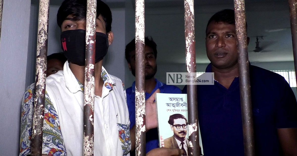 কাঠগড়ায় বসে বই পড়ছেন আসামি