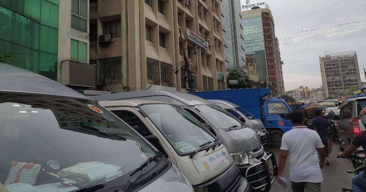 যেখানে রাস্তাই গাড়ি রাখার জায়গা