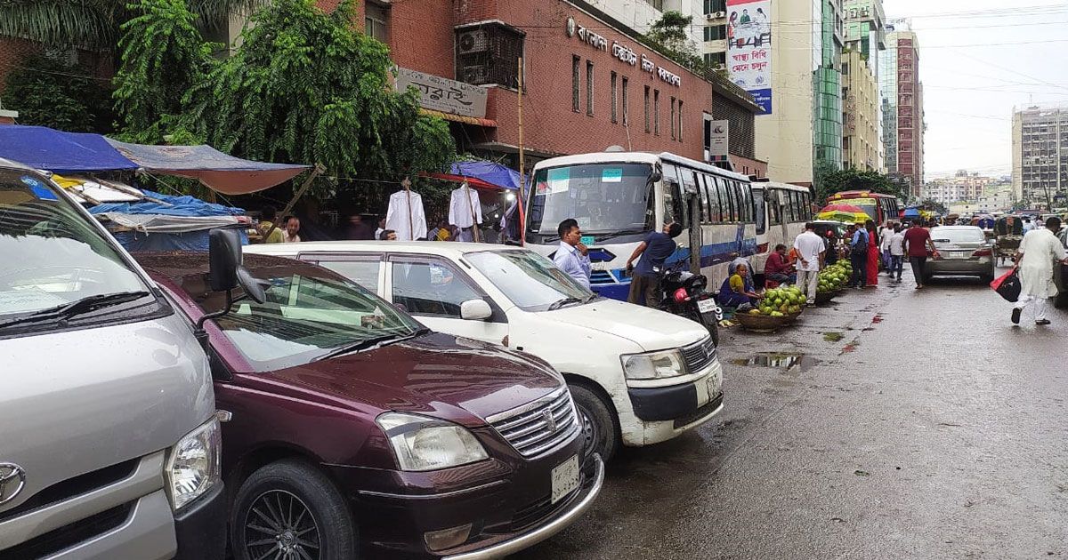 যেখানে রাস্তাই গাড়ি রাখার জায়গা