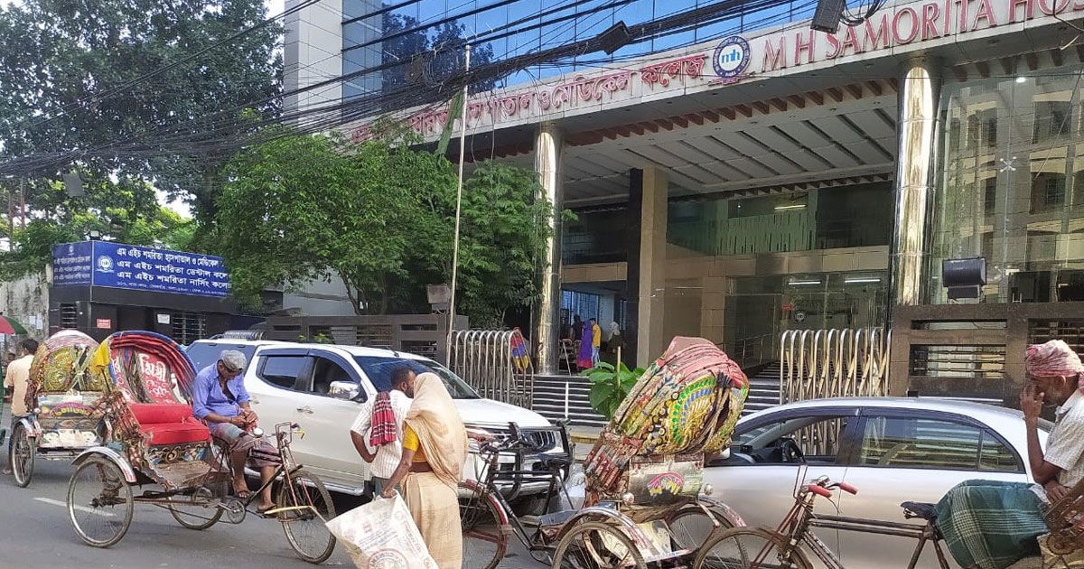 যেখানে রাস্তাই গাড়ি রাখার জায়গা