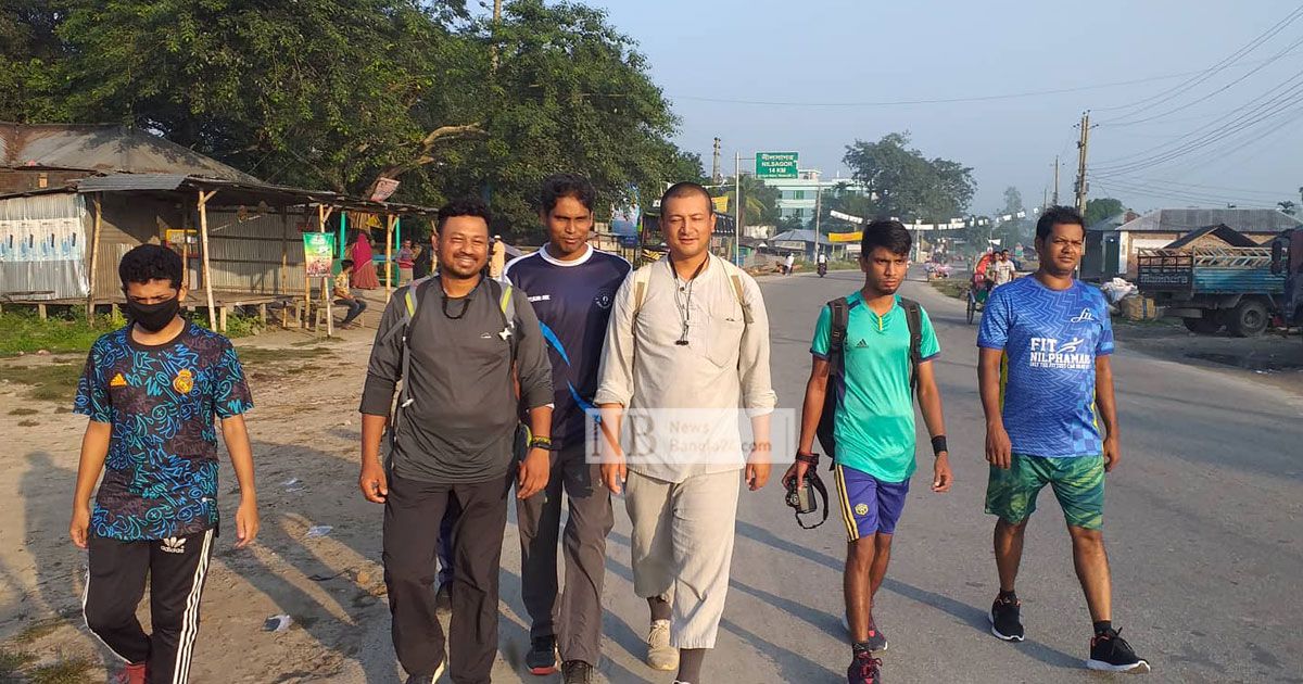 হেঁটে বাংলাদেশ ভ্রমণে নেপালি যুবক