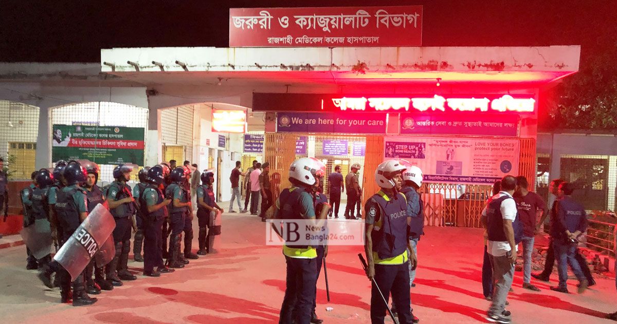 হামলার প্রতিবাদে কর্মবিরতিতে রাজশাহী মেডিক্যালের ইন্টার্নরা