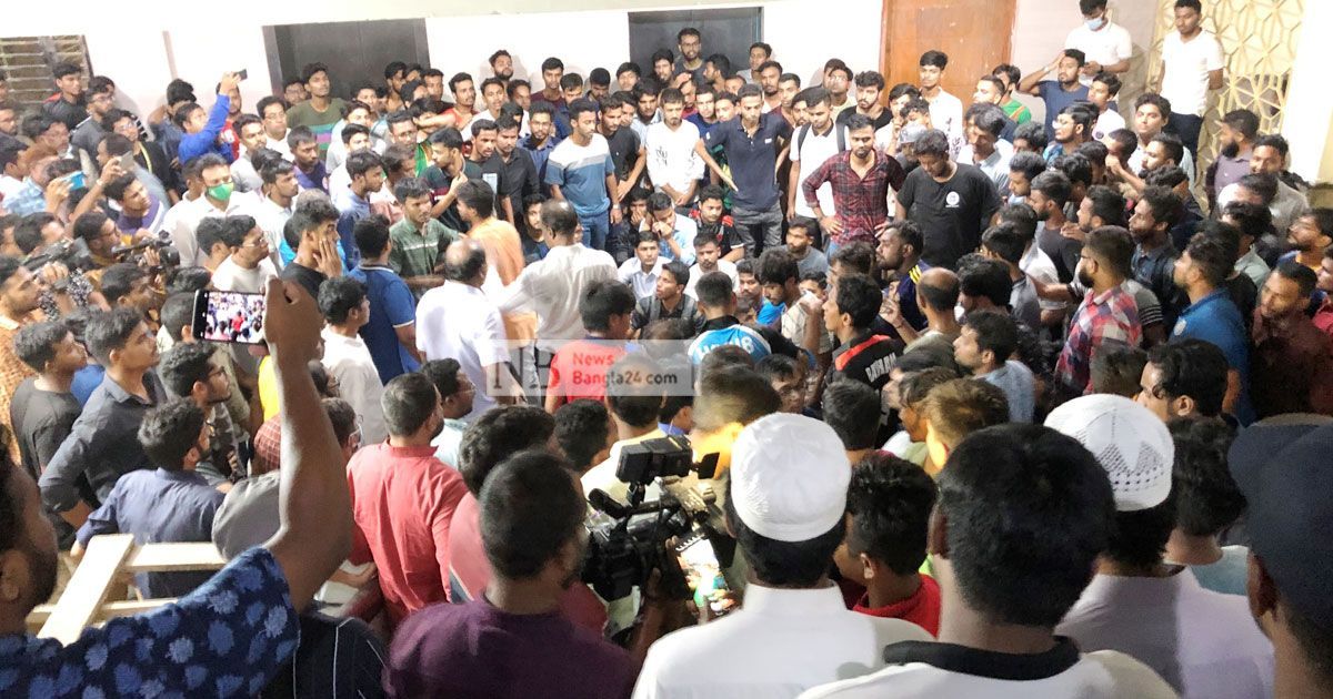 হামলার প্রতিবাদে কর্মবিরতিতে রাজশাহী মেডিক্যালের ইন্টার্নরা