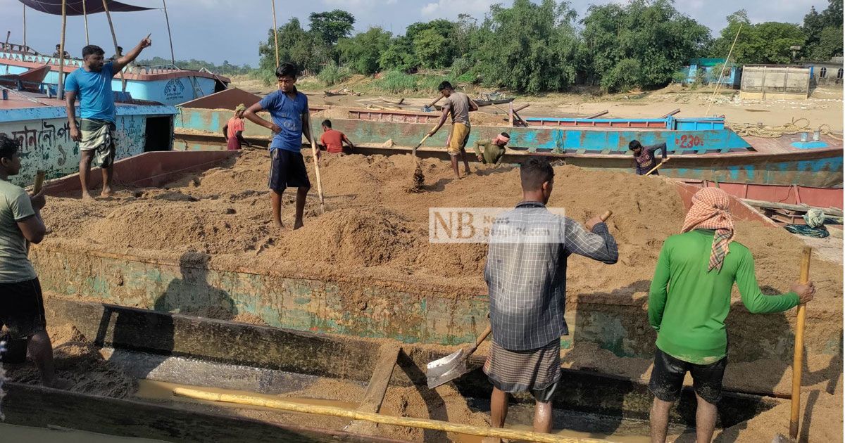 অবৈধ বালু উত্তোলনে নদীতে স্কুল-মসজিদ, ঝুঁকিতে ৫ গ্রাম