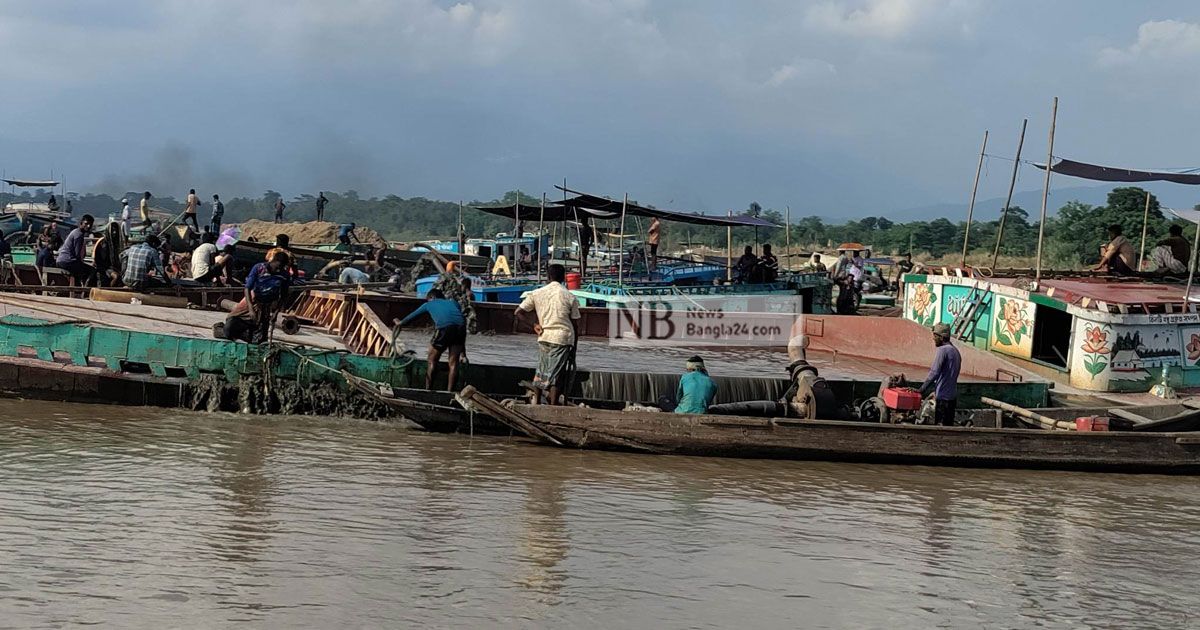 অবৈধ বালু উত্তোলনে নদীতে স্কুল-মসজিদ, ঝুঁকিতে ৫ গ্রাম