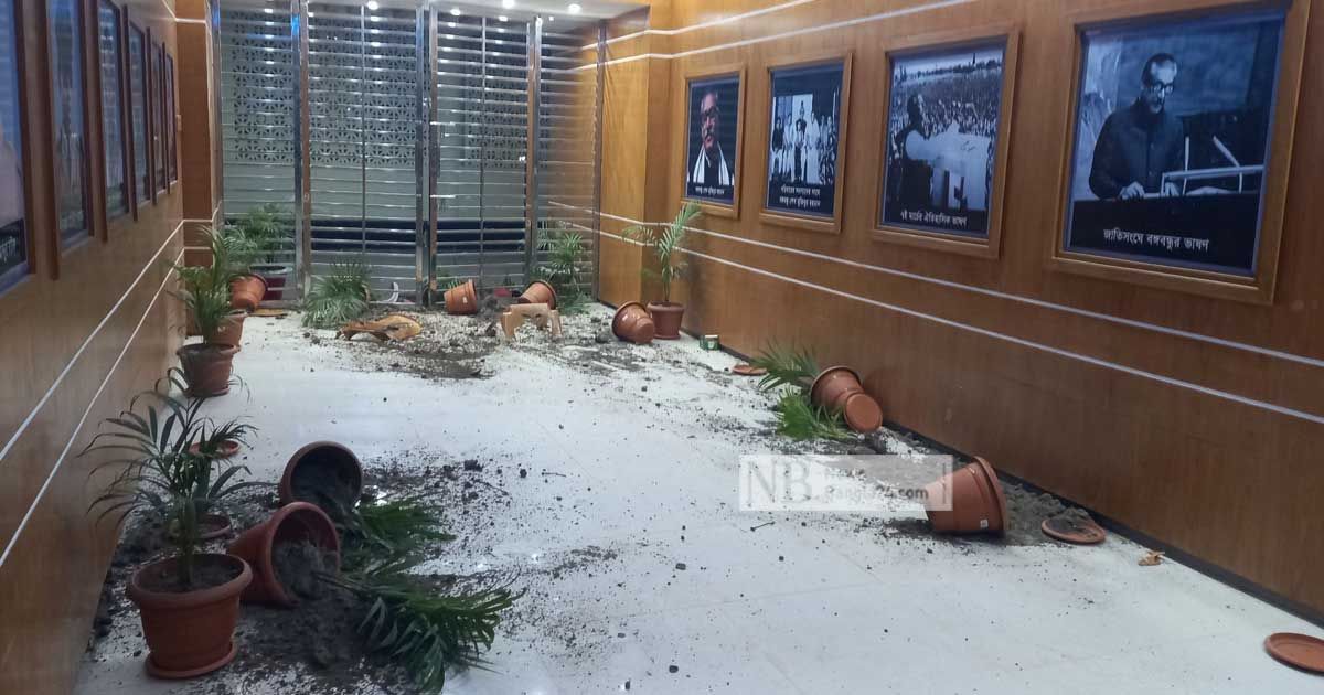 হামলার প্রতিবাদে কর্মবিরতিতে রাজশাহী মেডিক্যালের ইন্টার্নরা