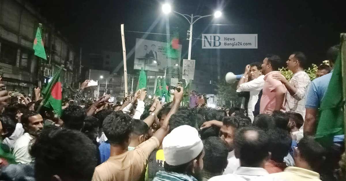 লাঠিতে পতাকা বেঁধে রাতেই সমাবেশস্থলে বিএনপি নেতাকর্মীরা