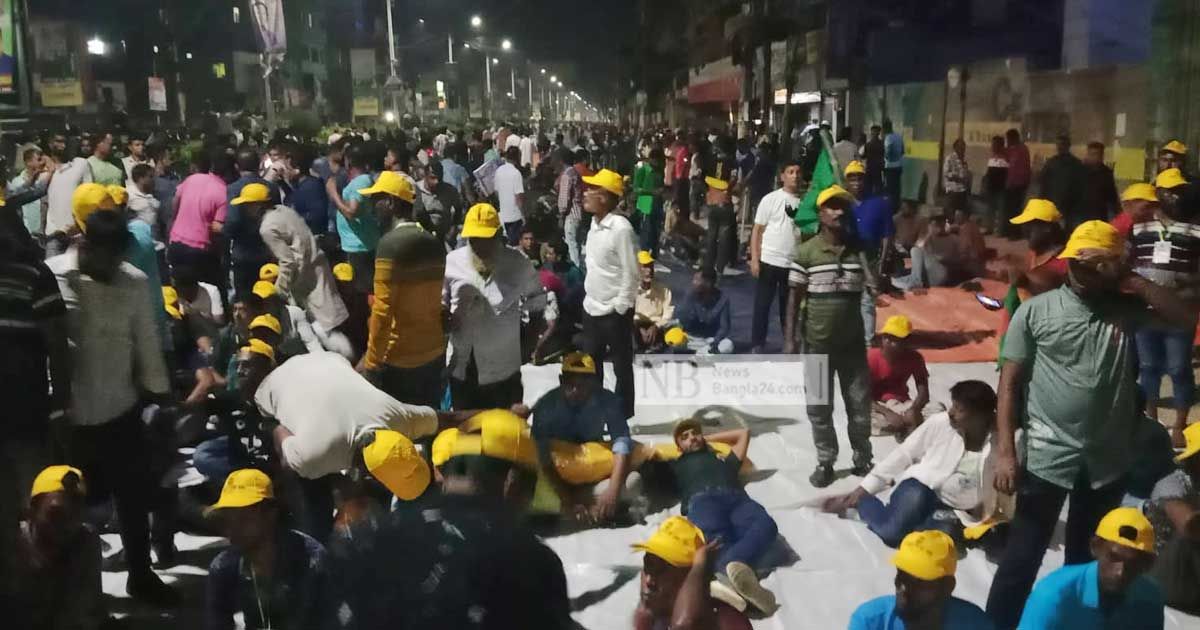 লাঠিতে পতাকা বেঁধে রাতেই সমাবেশস্থলে বিএনপি নেতাকর্মীরা