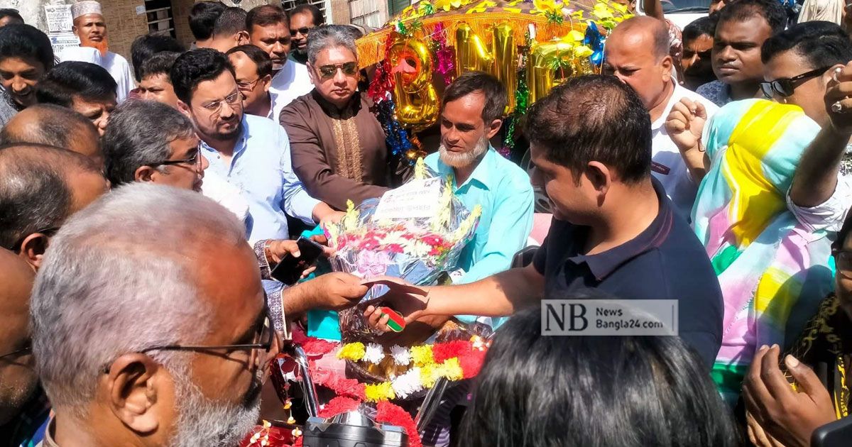 সেই রিকশাচালককে নতুন অটোরিকশা উপহার দিল বিএনপি