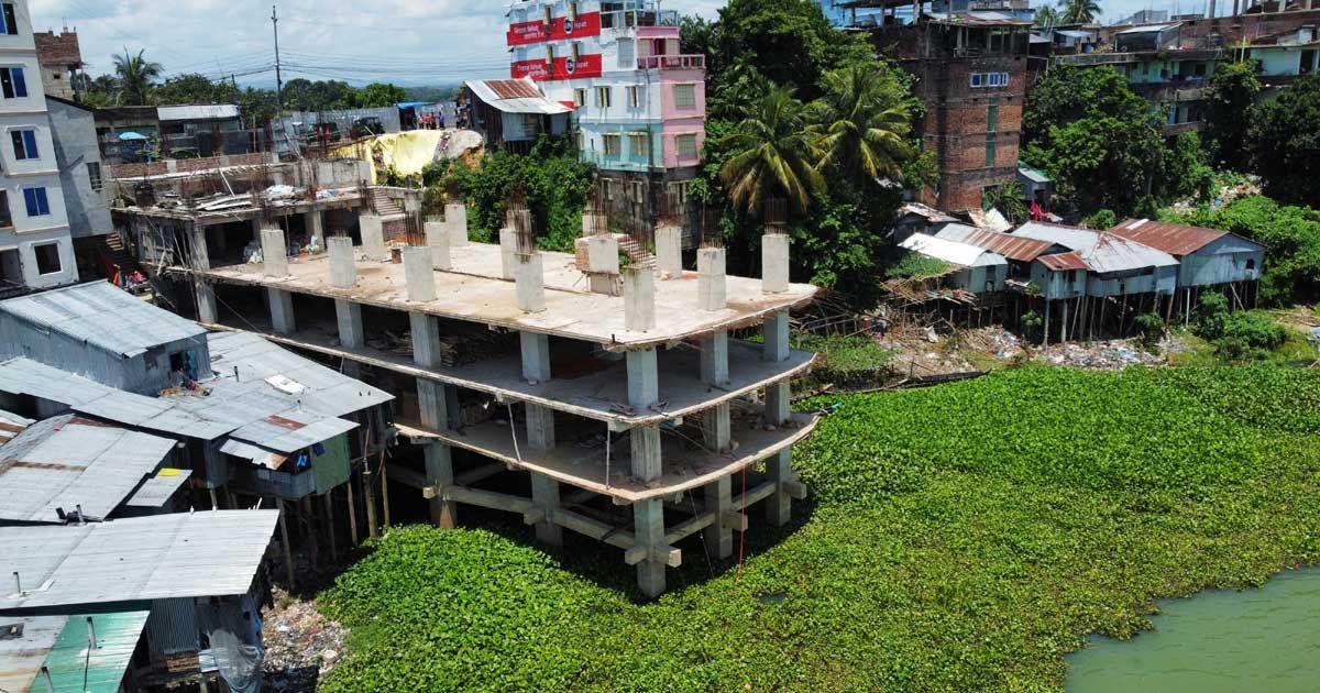 রাঙ্গামাটিতে বাস টার্মিনালের জায়গা দখল করে স্থাপনা