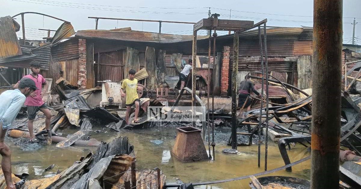 আগুনে পুড়েছে প্লাস্টিক ও মুড়ির কারখানা
