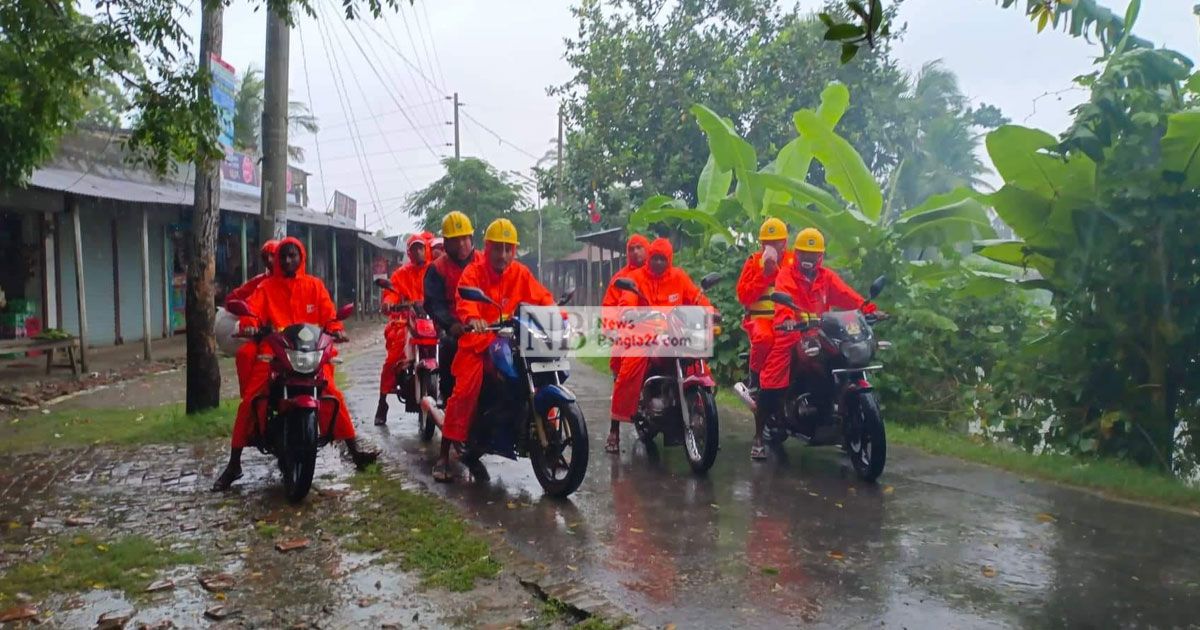 খুলনায় বেড়িবাঁধে ধস, সিত্রাং নিয়ে চরম আতঙ্ক