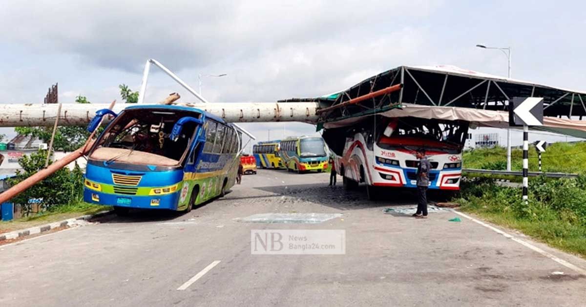 সিত্রাংয়ের তাণ্ডব: বিলবোর্ড ভেঙে ২ বাসের ওপর