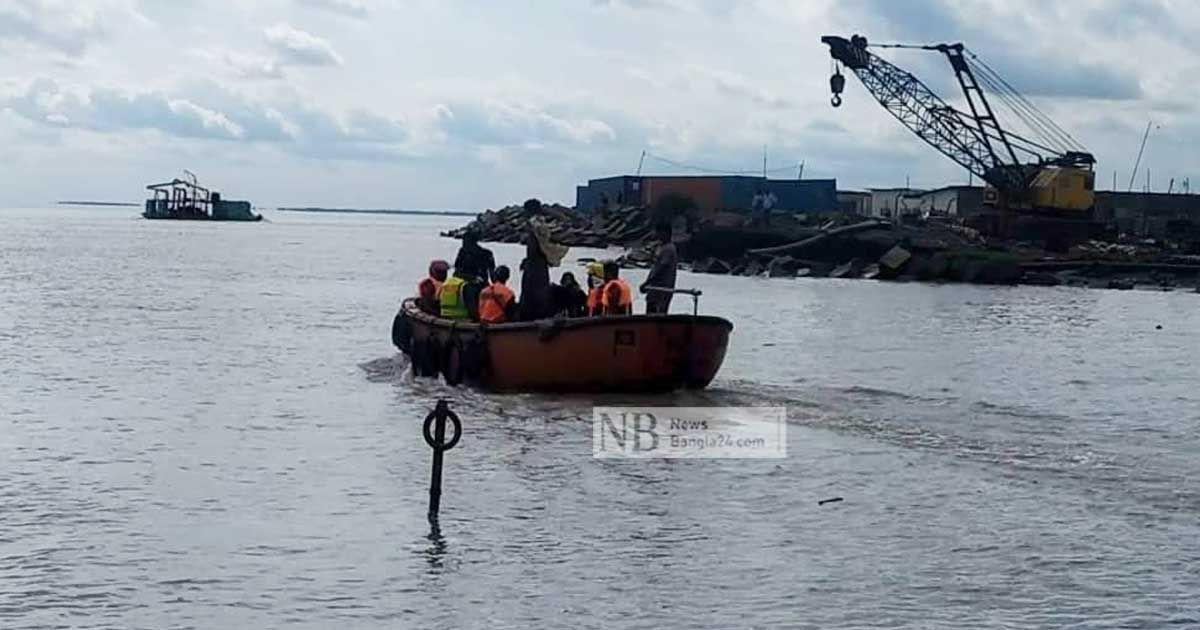 ডুবে যাওয়া ট্রলারের ভেতর শ্রমিকদের খুঁজছে ফায়ার সার্ভিস 