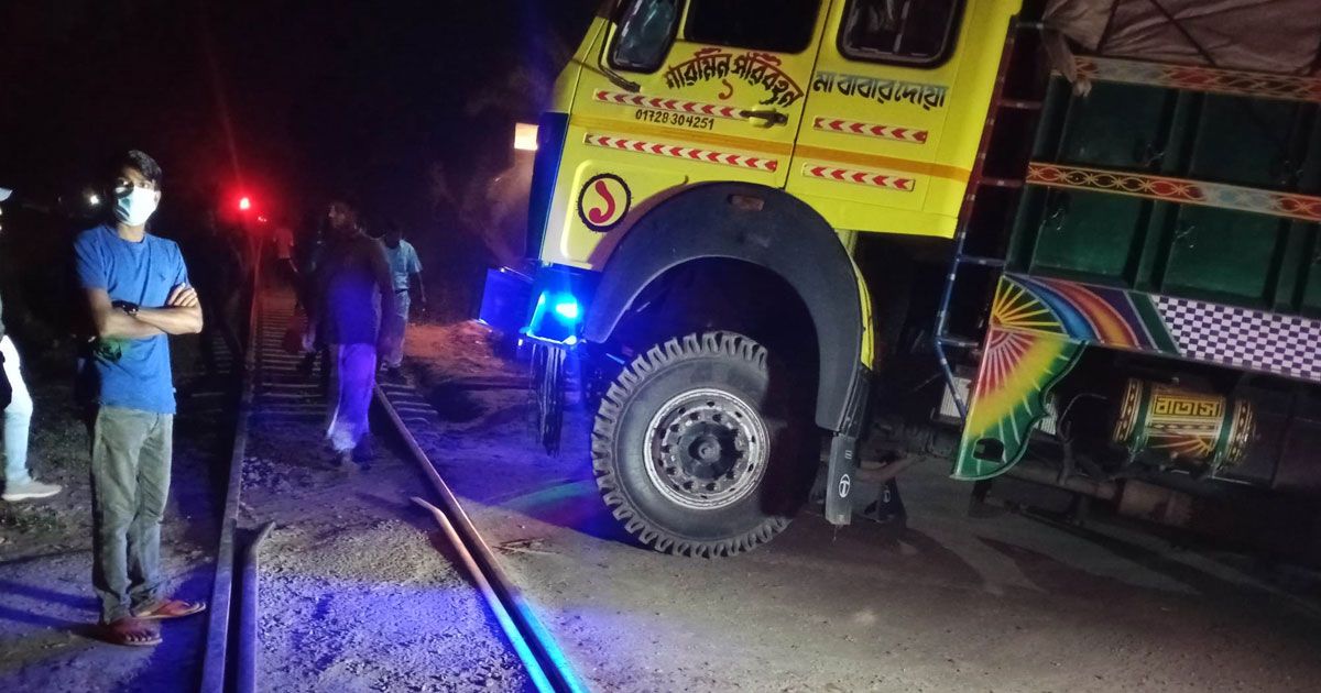 লাইনে বিকল ট্রাক, গেটম্যানের চেষ্টায় থামল ট্রেন