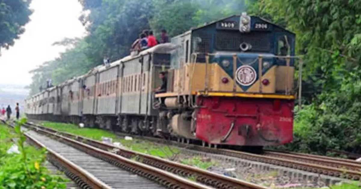 স্কুলের পথে ট্রেনের ধাক্কায় গেল প্রাণ