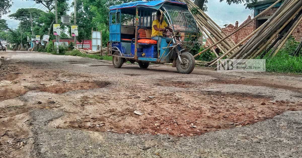 বেহাল সড়কে নাজেহাল চালক-যাত্রী