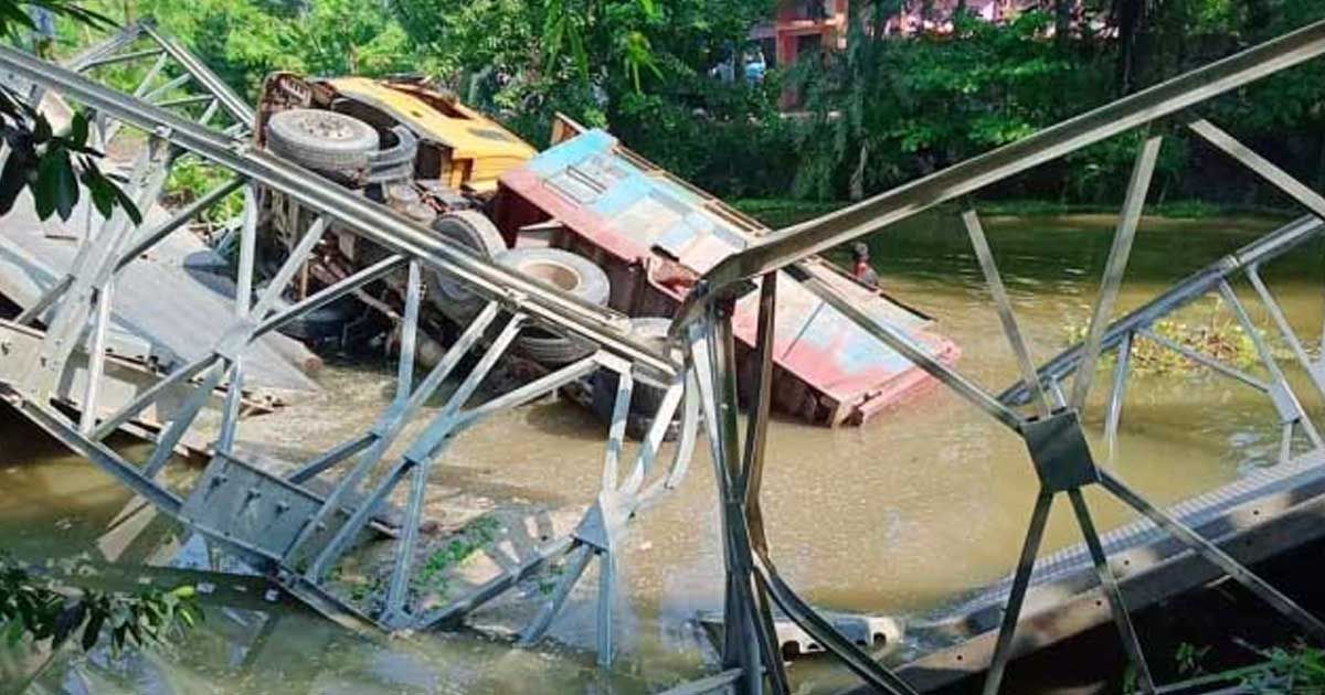 বেইলি ব্রিজের রেলিং ভেঙে ট্রাক খালে, যান চলাচল বন্ধ