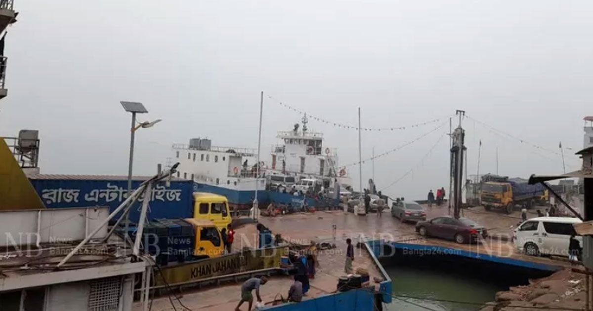 সাড়ে ৪ ঘণ্টা পর ফেরি চালু পাটুরিয়া-দৌলতদিয়ায়