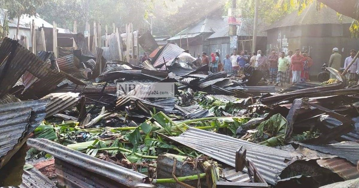 মধ্যরাতে পুড়ল বাজারের দোকানঘর