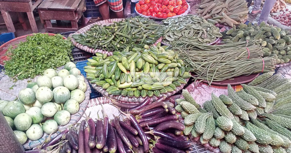 শীতের সবজি এলেও কমেনি দাম