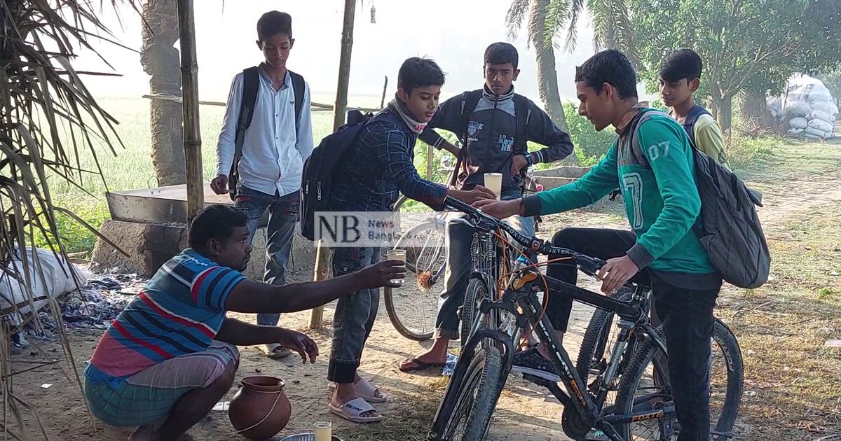 ক্রেতার সামনেই গাছ থেকে রস পেড়ে গুড়