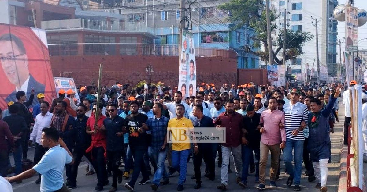 হাতে লাঠি মুখে স্লোগান নিয়ে সমাবেশে বিএনপির কর্মীরা