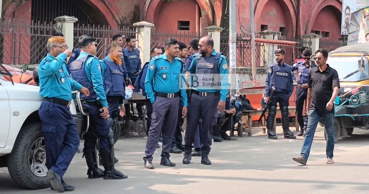 হাতে লাঠি মুখে স্লোগান নিয়ে সমাবেশে বিএনপির কর্মীরা